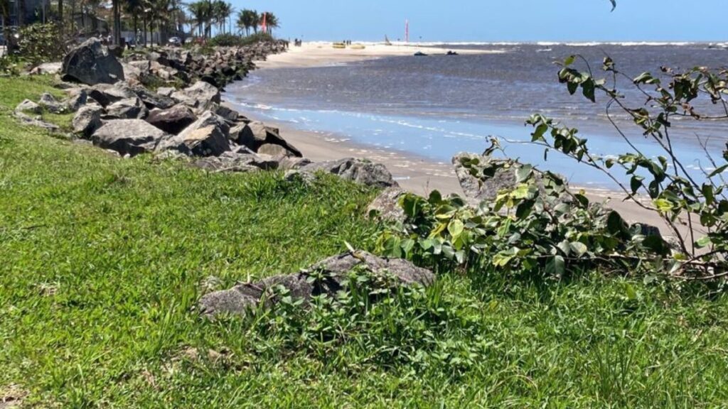 Praia Boca da Barra em Itanhaém, encontro do rio com o mar